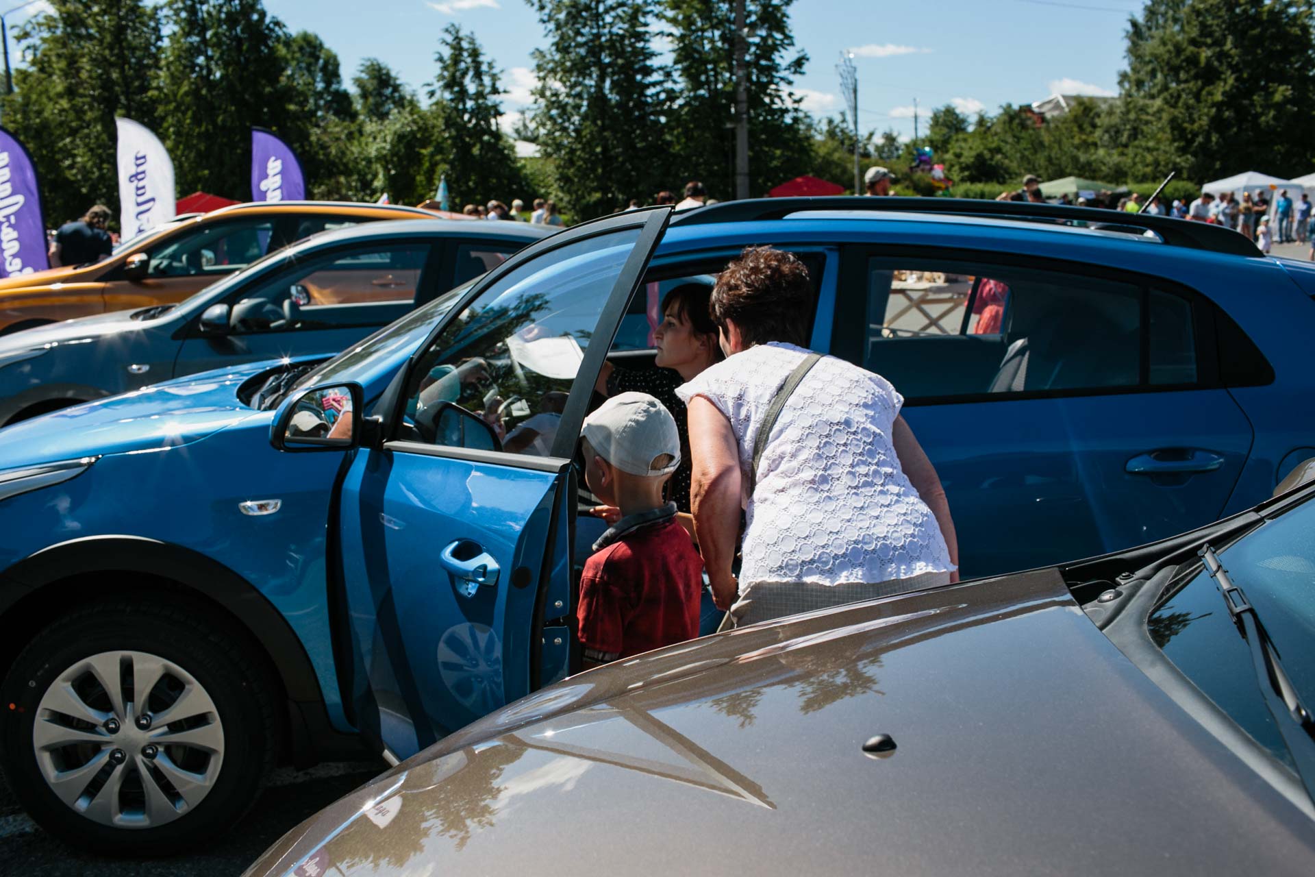 Клиенты разглядывают салон автомобиля Kia